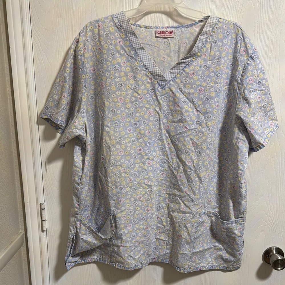 Cherokee Women Scrub Top 2X Light Daisy Print Pockets Short Sleeve Comfort Nurse